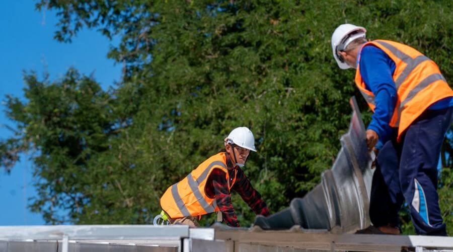 Professional gutter cleaning in Bellflower, CA